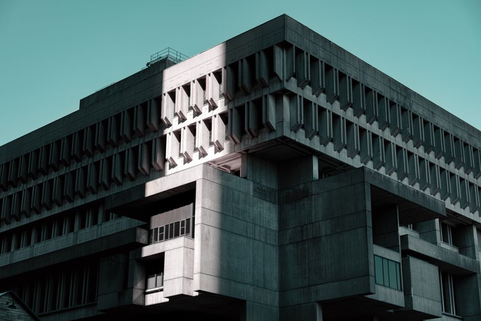 Brutalizm. Skąd wzięła się architektura surowego betonu?