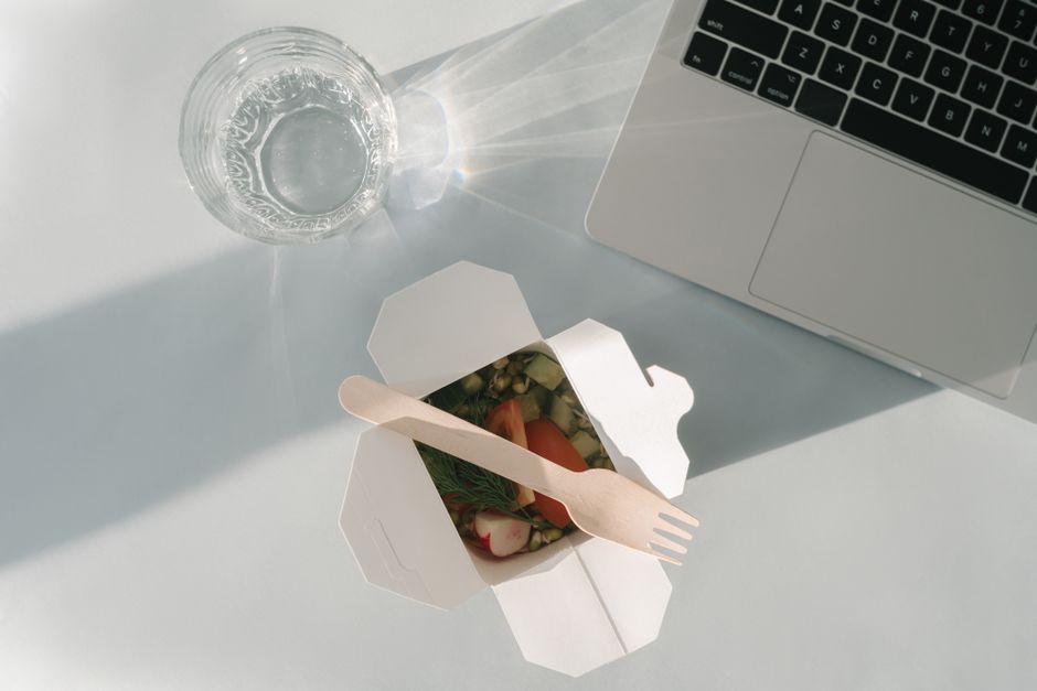 Jak spakować lunch do pracy, żeby był smaczny po kilku godzinach