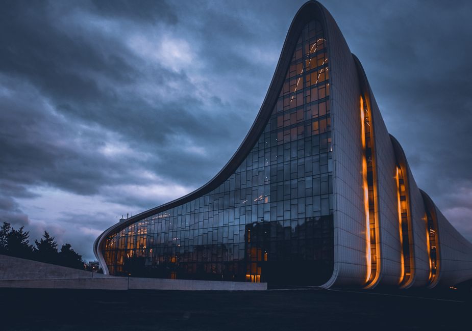 Zaha Hadid i dekonstruktywizm. Jak królowa krzywych zmieniła światową architekturę?